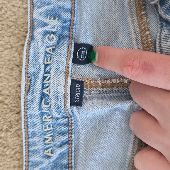American Eagle Mom Jean Light Denim Wash Women's Size 12 Short - Picture 2 of 5
